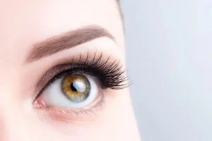 Precyzyjna geometria brwi w Kosmet Beauty Koszalin