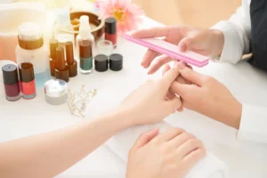 Regeneracyjny manicure japoński w Kosmet Beauty Koszalin. Naturalne składniki dla zdrowych paznokci.