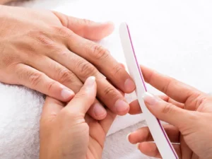 Profesjonalny manicure męski Kosmet Beauty Koszalin. Pewność siebie dzięki zadbanym dłoniom.