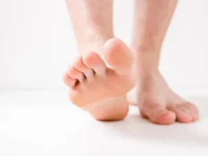 Efekt pedicure męskiego – zadbane stopy i paznokcie