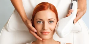 efekt zabiegu fotoodmładzania - promienna, gładka skóra w zbliżeniu