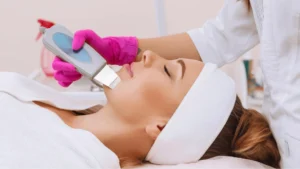 Kosmetolog wykonujący peeling kawitacyjny na twarzy klientki w salonie Kosmet Beauty w Koszalinie