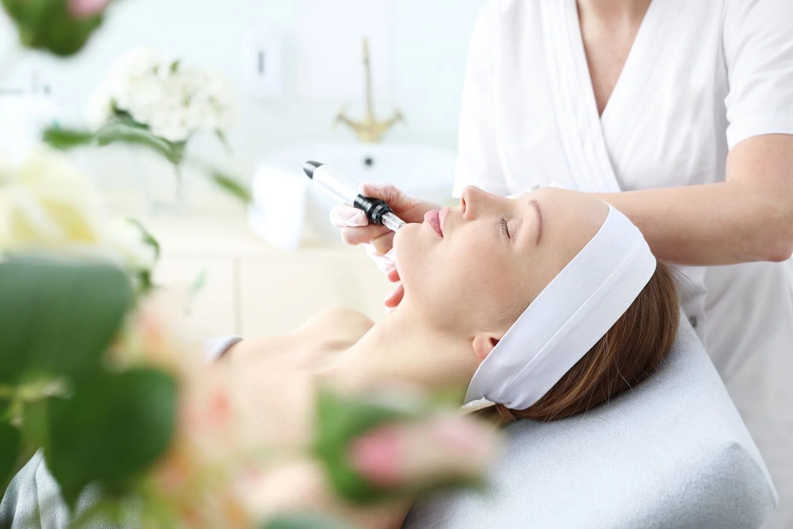 precyzyjna technika mezoterapii mikroigłowej twarzy demonstrowana podczas szkolenia